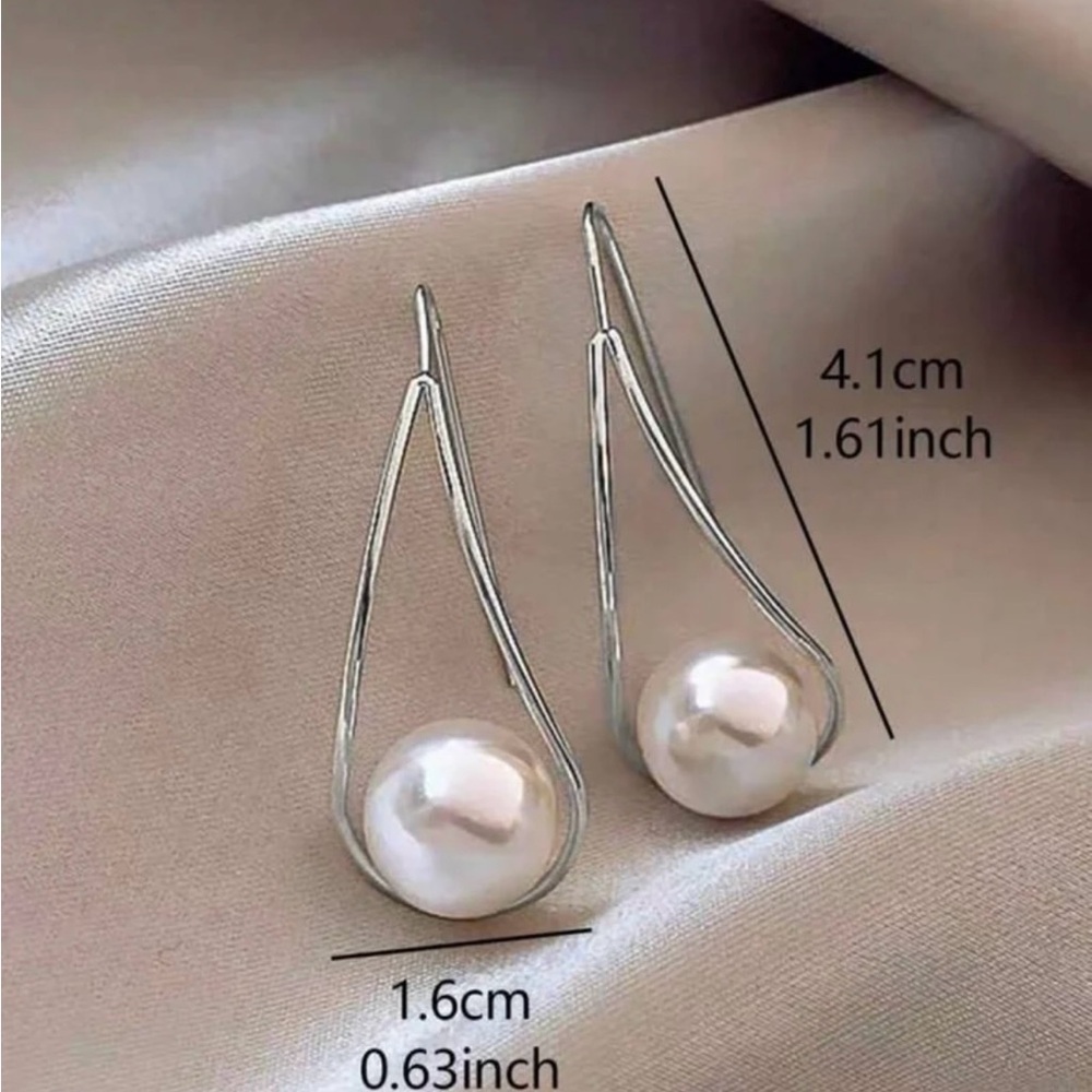 Elegant Geometric Pearl Earrings - Picture 4 of 4